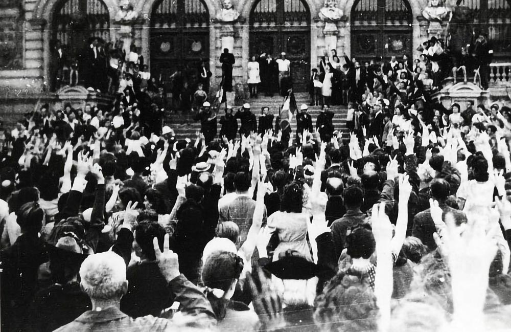 Retour de Maurice Marchais à l'hôtel de ville de Vannes sous les acclamations de la foule, 4 août 1944.
