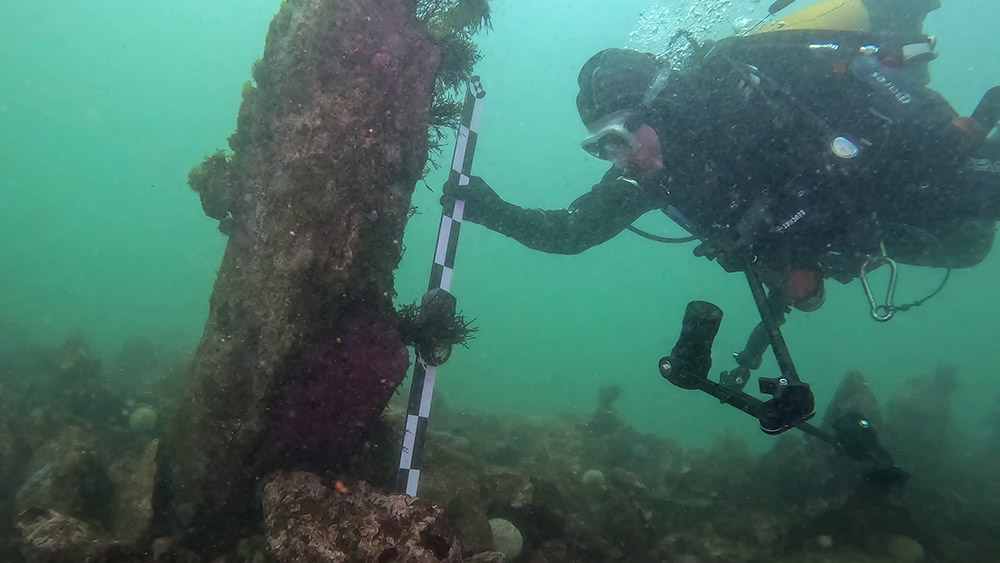 Plongeur près d'une structure submergée du 6e millénaire avant notre ère au large de l'Ile de Sein
