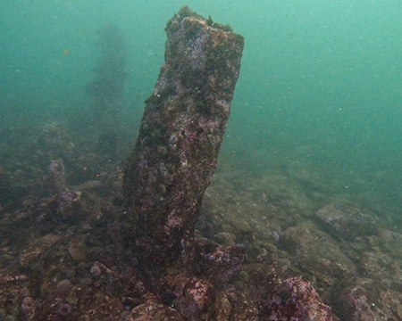 Structure en pierre submergée au large de l'Ile de Sein
