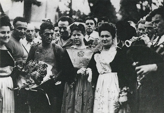 Les danseuses du cercle posent avec le maillot jaune René Vietto, à l’occasion d’une étape du tour de France à Vannes en 1947. Coll. KKG, don Michel Hétet.
