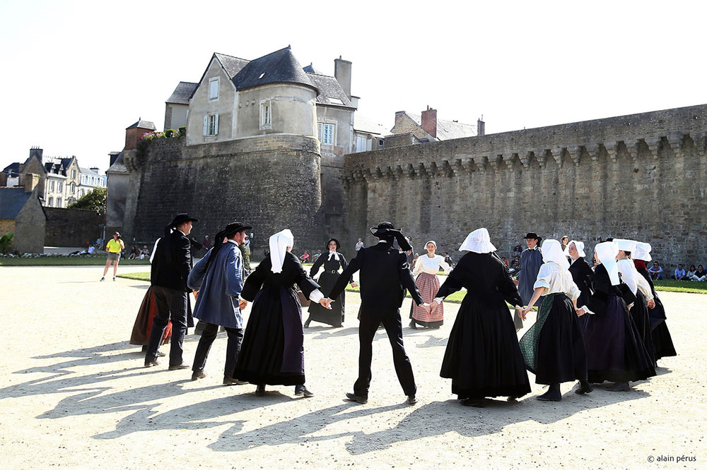 Le cercle celtique de Vannes en répétition publique aux jardins des remparts, 2023. Coll. KKG, © Alain Pérus-Cadoudal