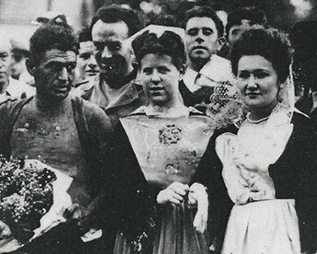 Les danseuses du cercle posent avec le maillot jaune René Vietto, à l’occasion d’une étape du tour de France à Vannes en 1947. Coll. KKG, don Michel Hétet